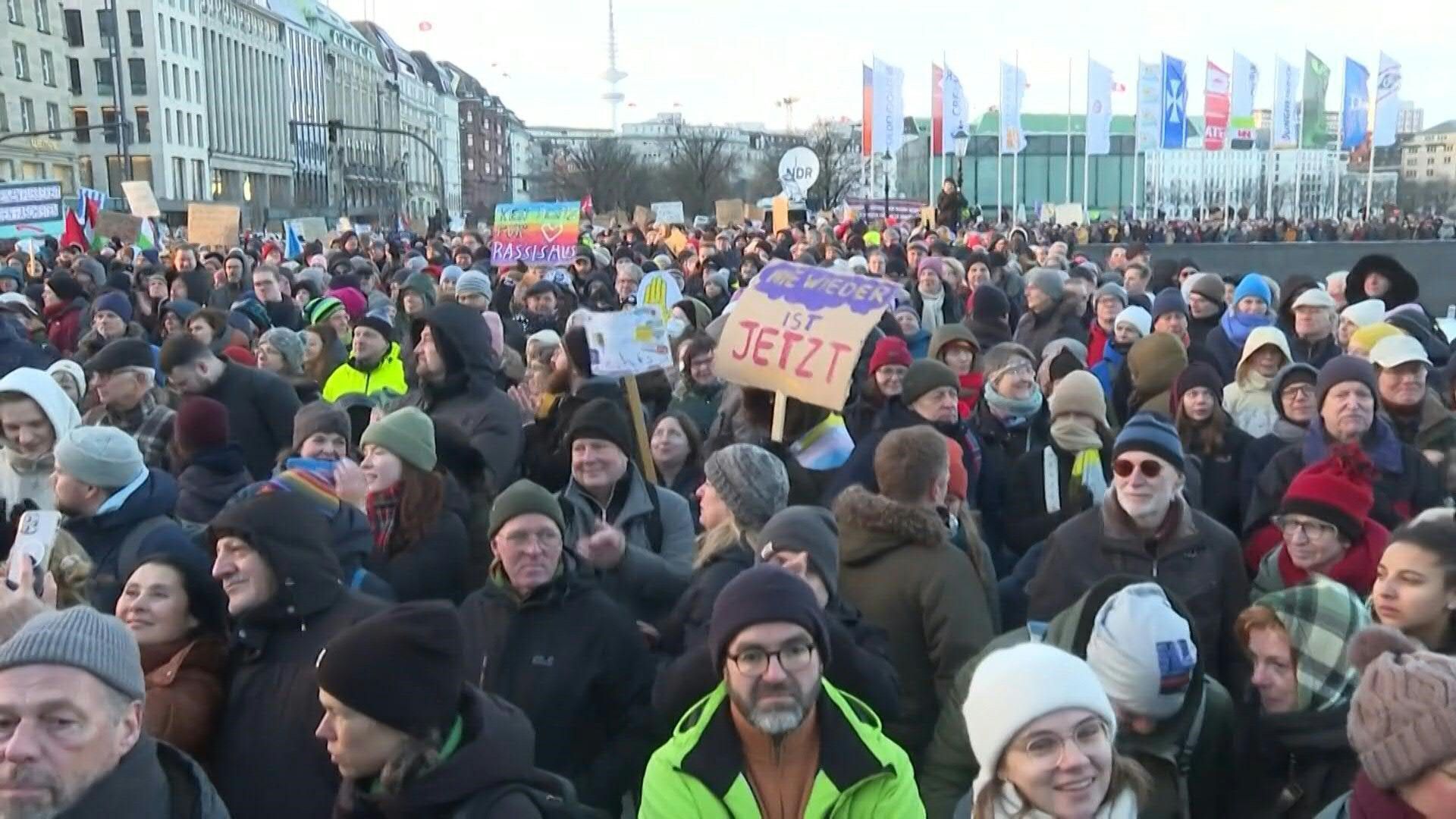 Several thousand rally in Hamburg against racism and the far-right