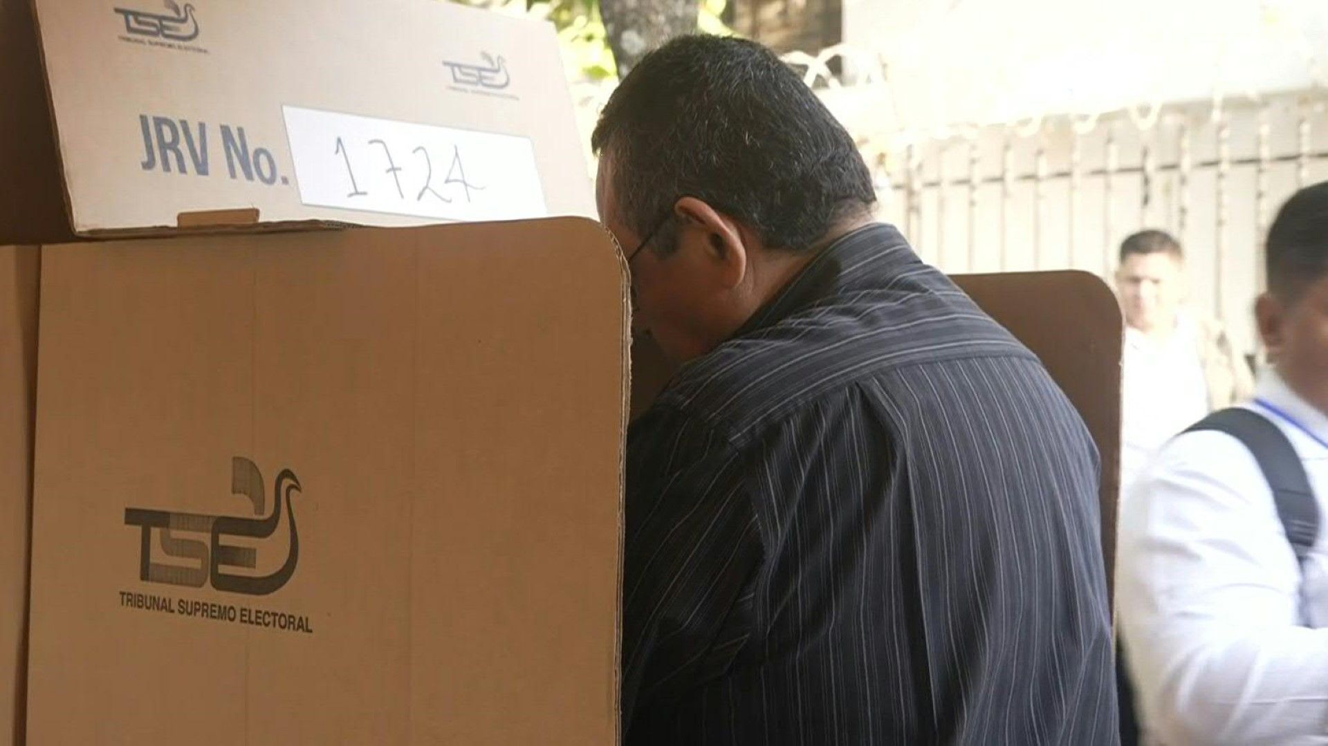 Salvadorans cast their vote amid general election