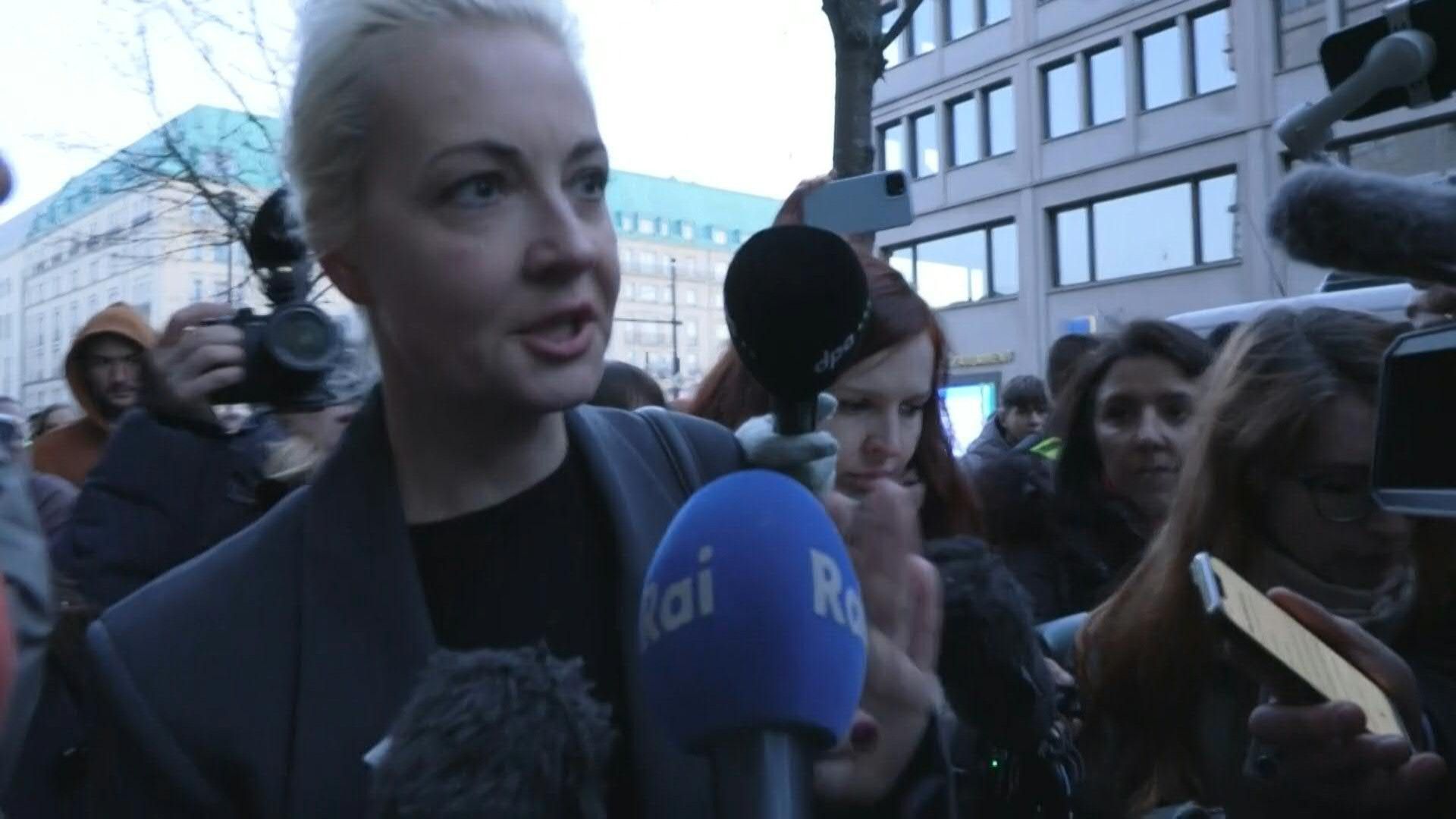 Navalnya calls Putin 'a killer, a gangster' after voting in Berlin