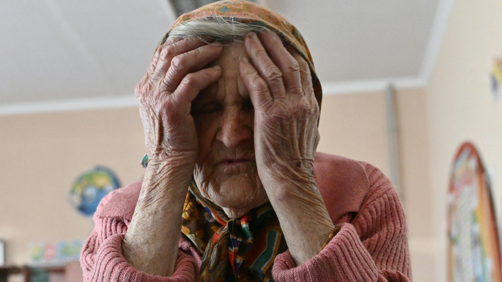 Zehn Kilometer zu Fuß: 97-jährige Ukrainerin flieht von der Front