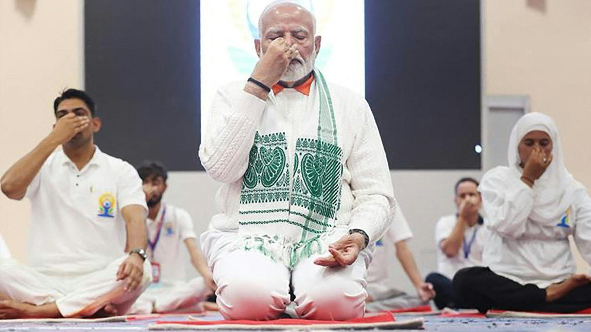 Indien: Modi leitet am Internationalen Yoga-Tag Hunderte durch Übungen