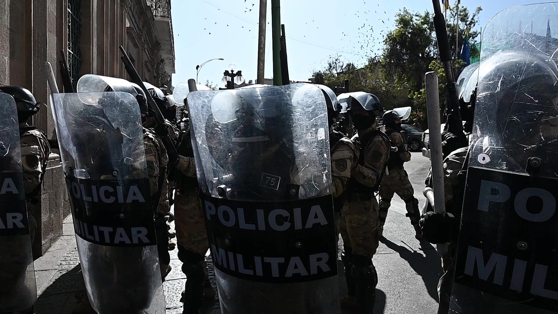 Die bolivianische Militärpolizei schließt die Plaza Murillo