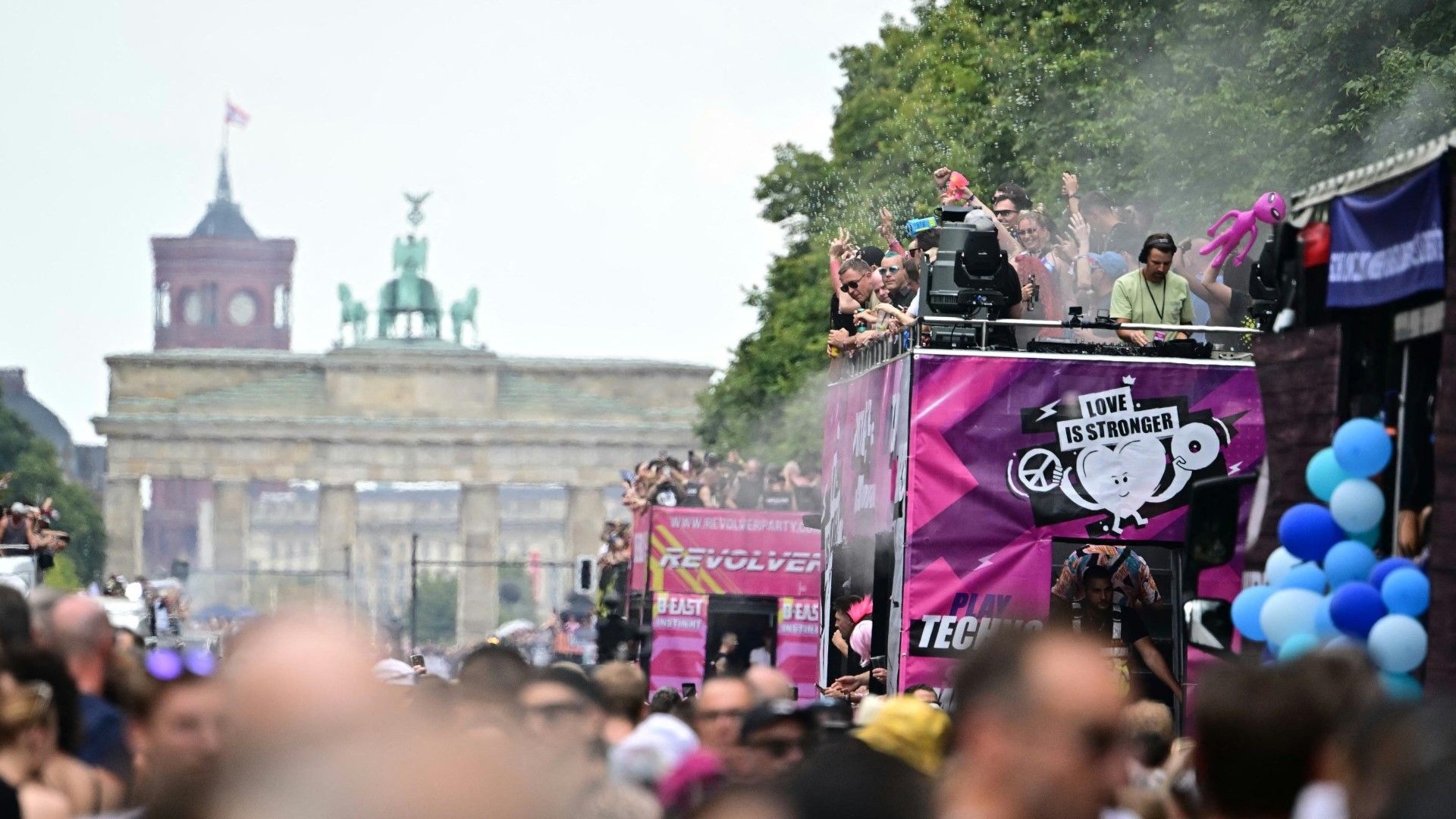 Berlin: Tausende Techno-Fans feiern bei "Rave The Planet"