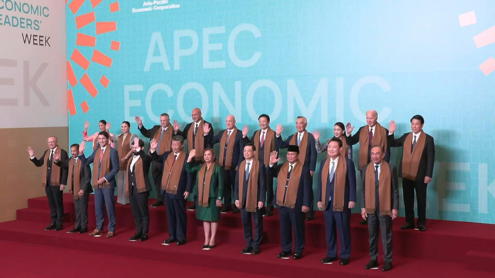 World leaders pose for family photo at APEC summit in Lima
