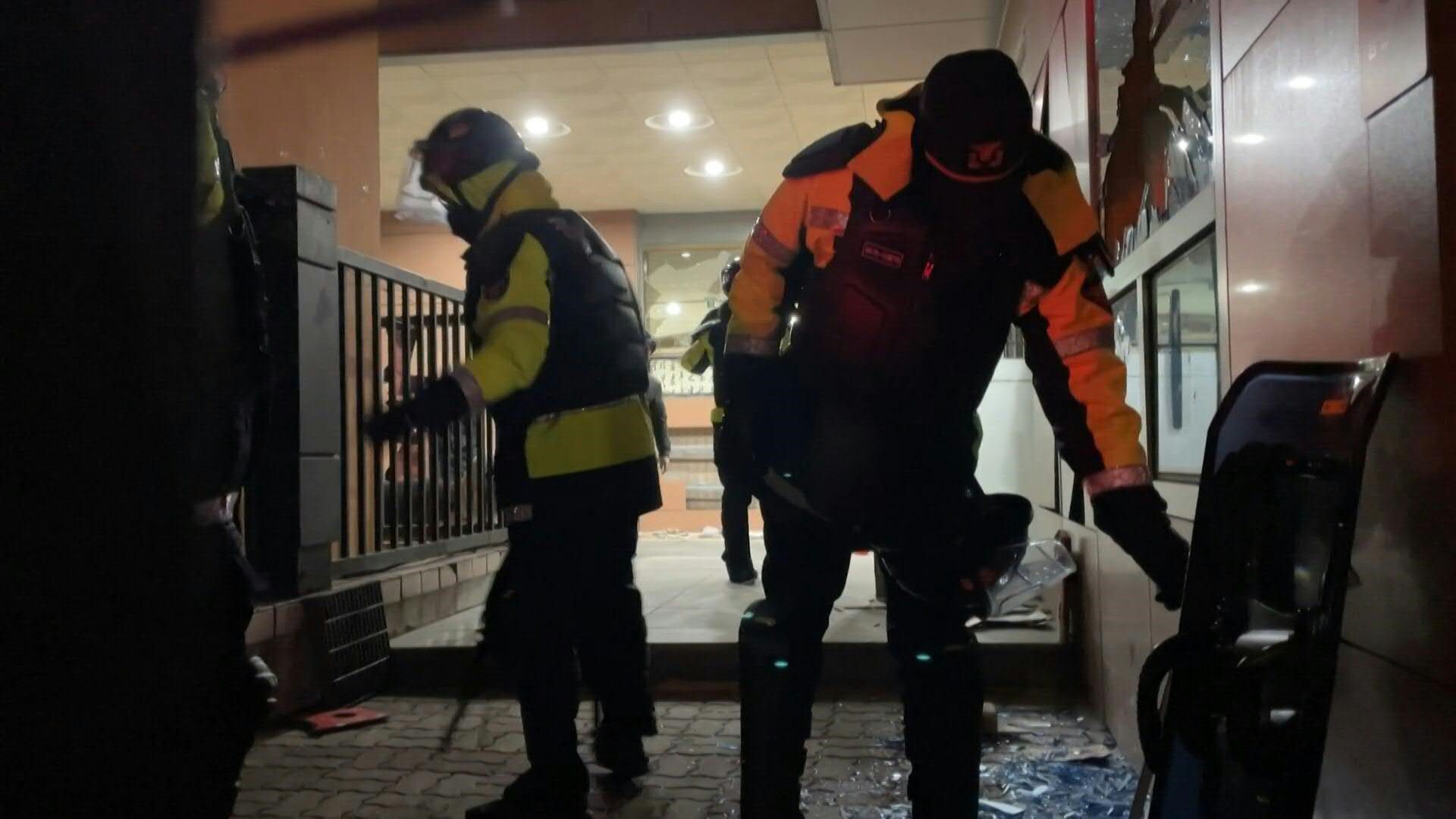 Seoul: Riot police, damaged court building after S Korean president's detention extended