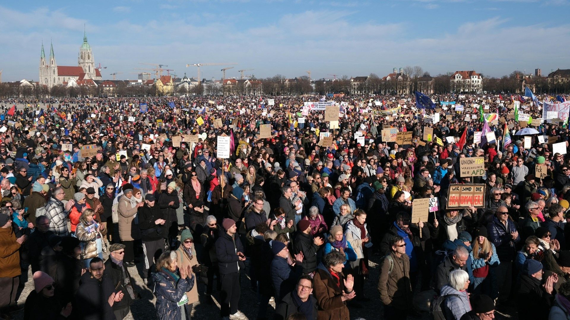 Bundesweit Kundgebungen gegen Rechts - Hunderttausende bei Demo in München