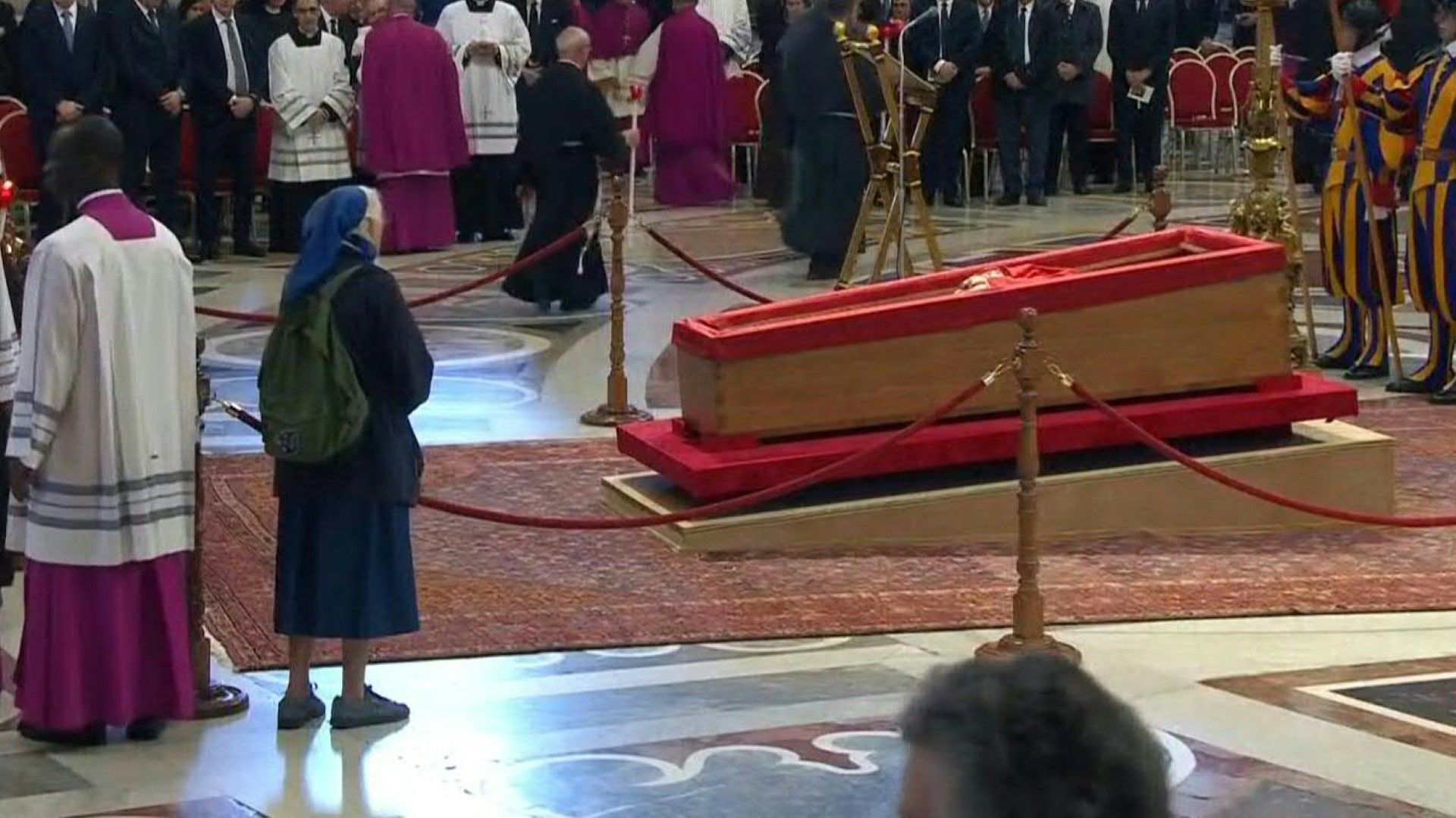 Video: Französische Nonne bleibt am Sarg von Franziskus stehen