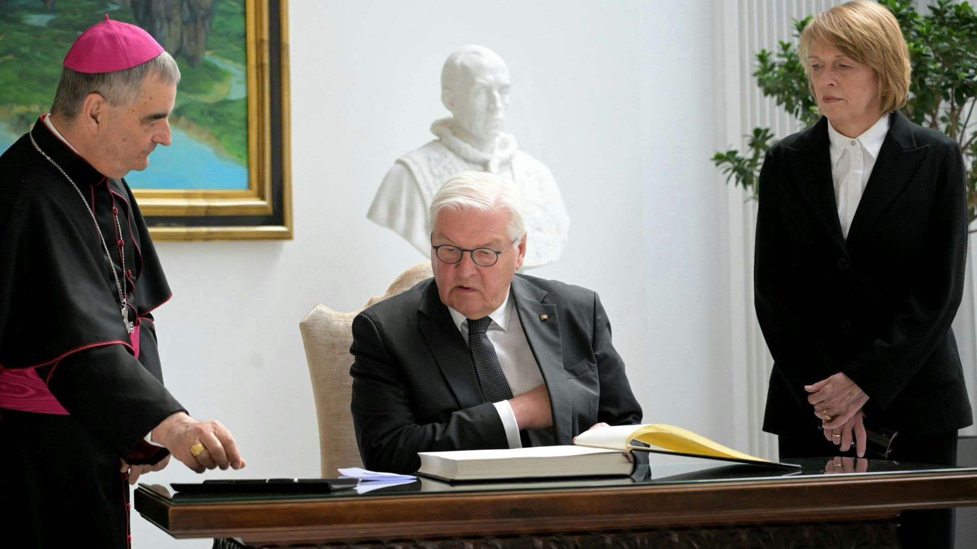 Video: Steinmeier trägt sich in Kondolenzbuch für verstorbenen Papst ein