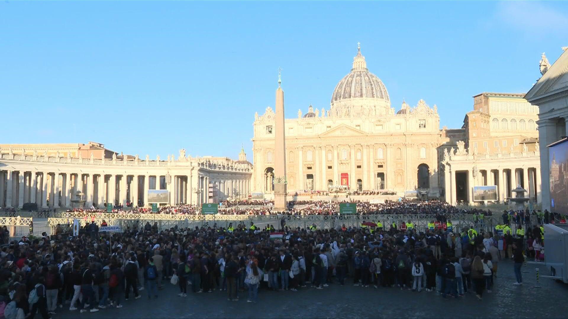 Video: Mourners arrive at St Petere's Square ahead of Pope Francis' funeral