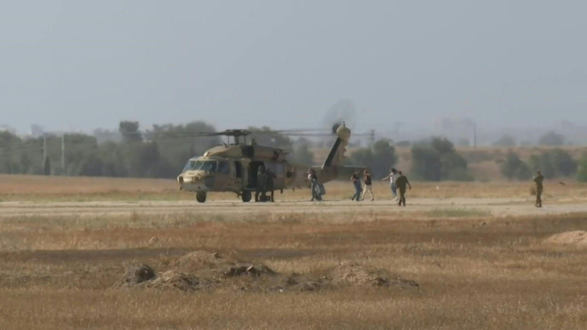 Helicóptero que transporta a la madre del rehén estadounidense-israelí aterriza en la base militar donde se espera que llegue