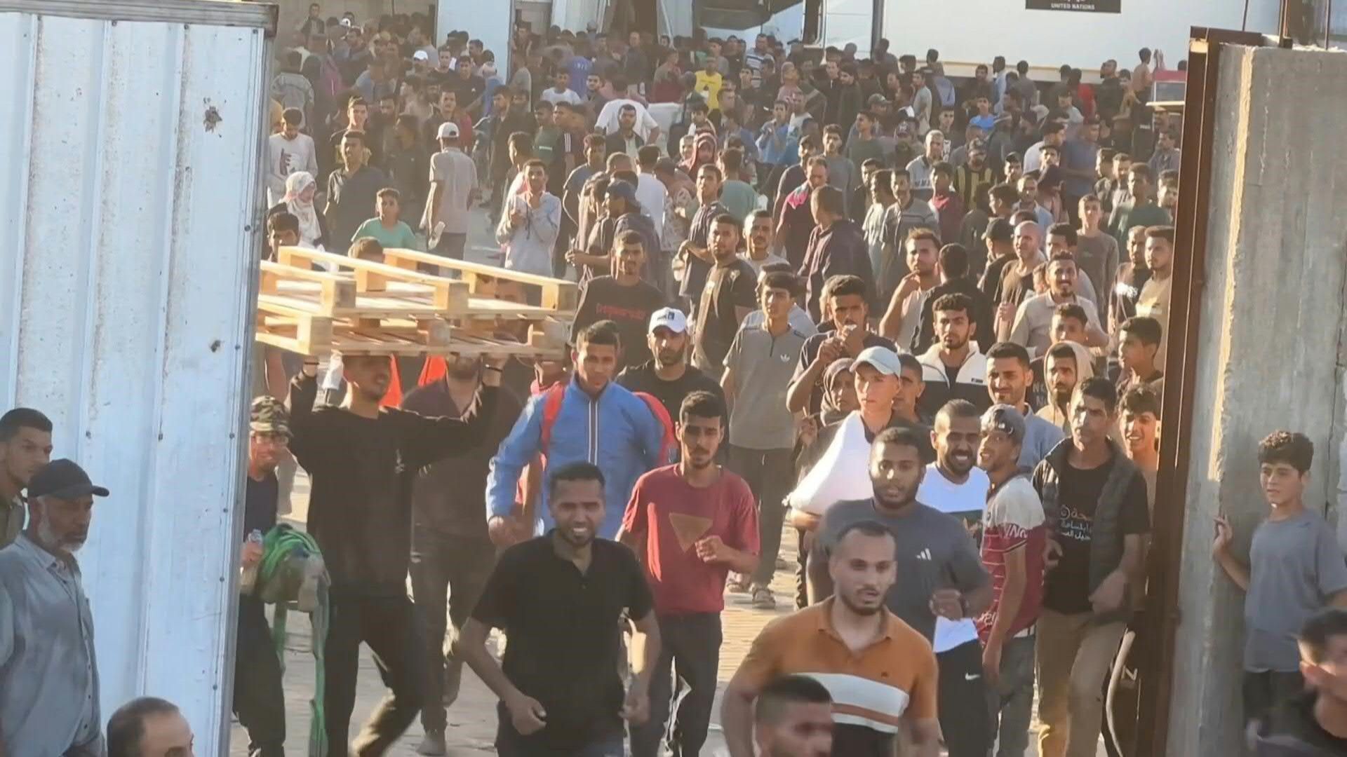 Hunger im Gazastreifen: Menschen plündern UN-Lager