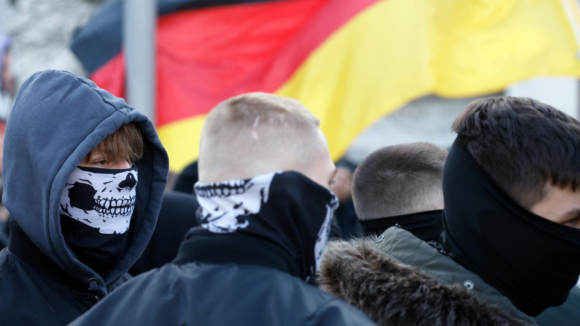 Dobrindt: Immer mehr gewaltbereite jugendliche Extremisten