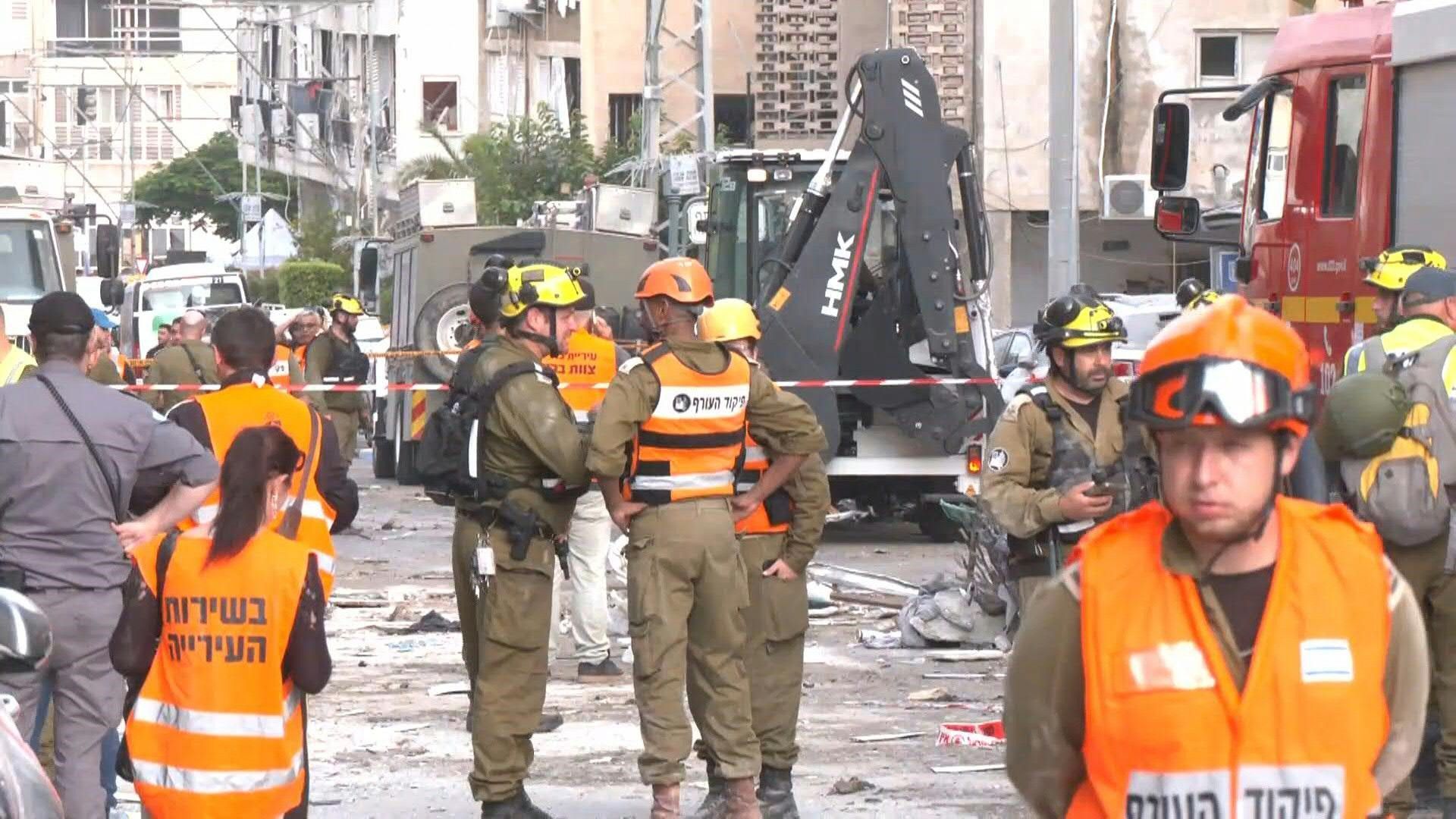 Video: Emergency teams clear rubble at site of Iranian strike near Tel Aviv