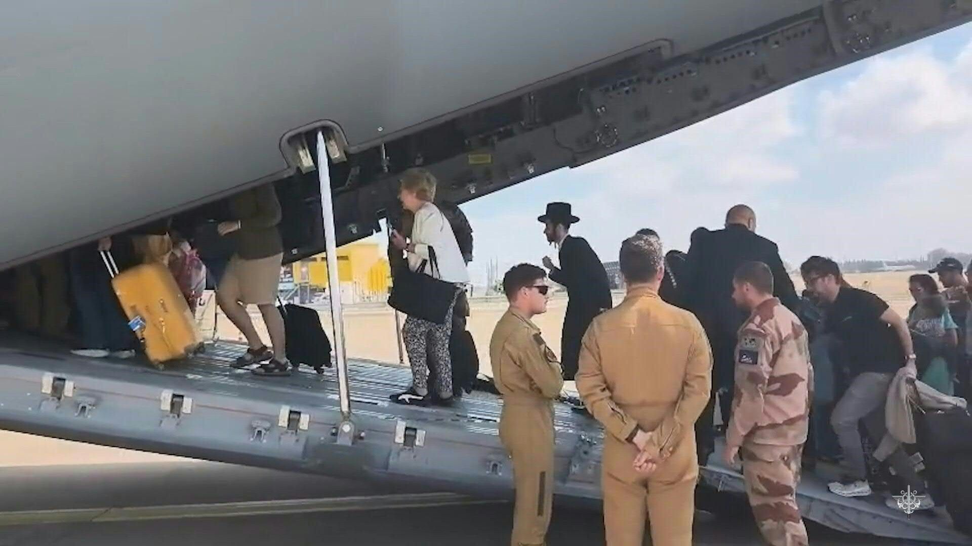 Video: French nationals evacuated from Israel to Cyprus by military aircraft
