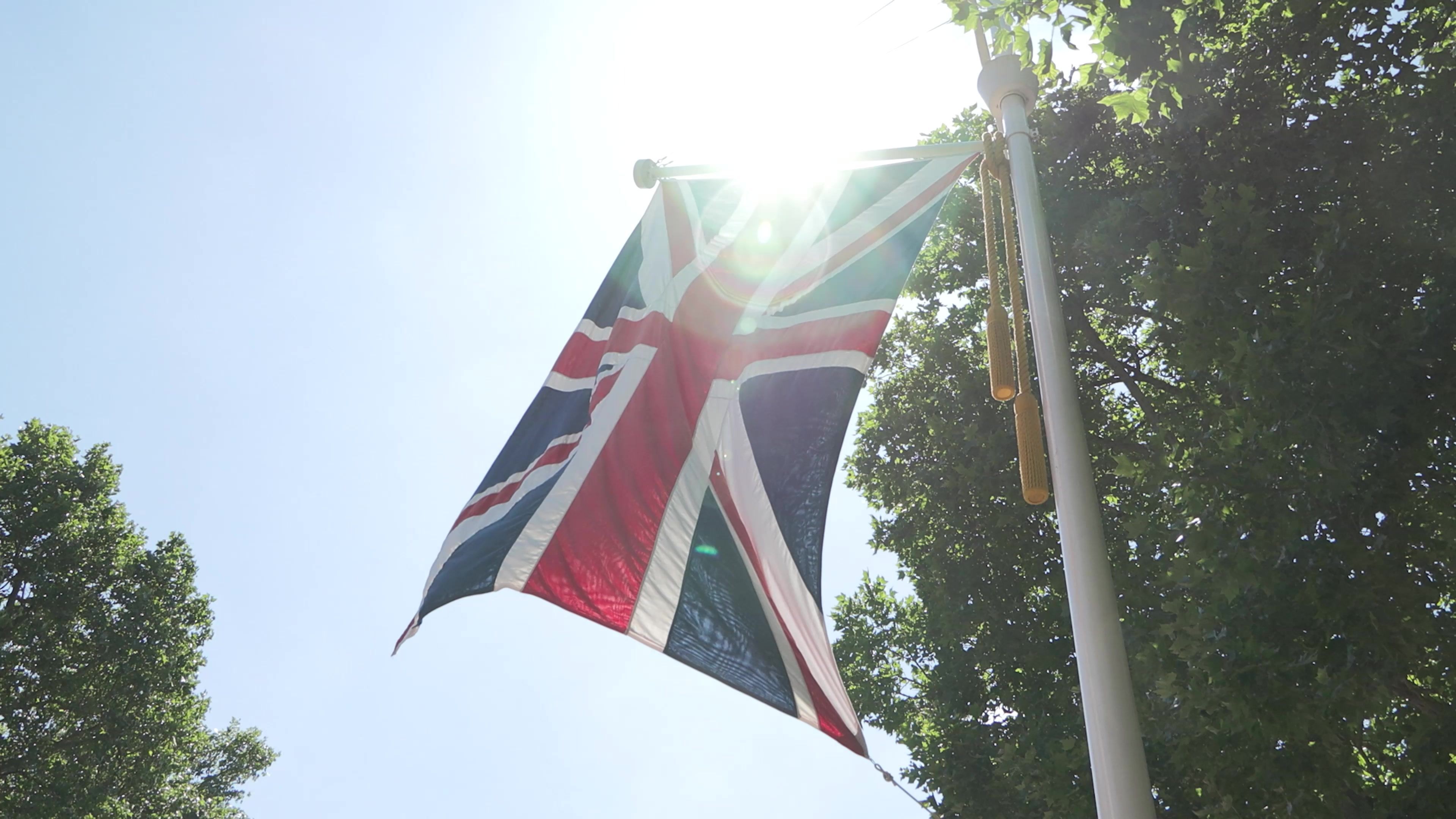 London swelters at start of heatwave