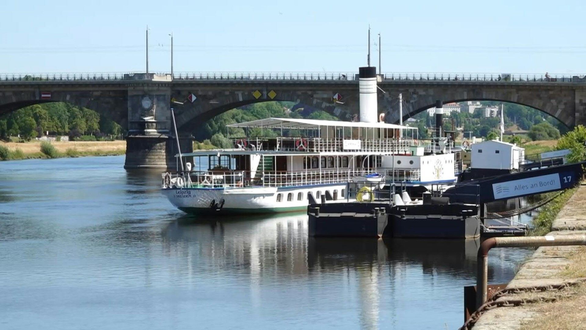 Dresden: Niedrigwasser bringt Frachtschiffahrt zum Erliegen