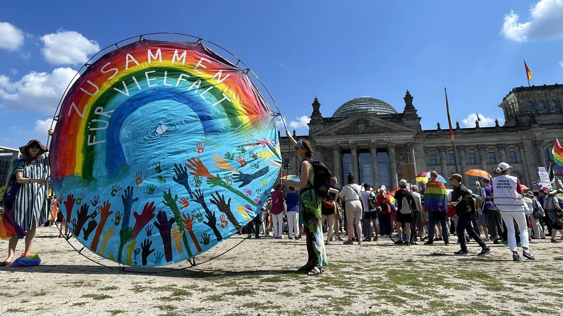 Demo für Regenboggenflagge auf dem Bundestag