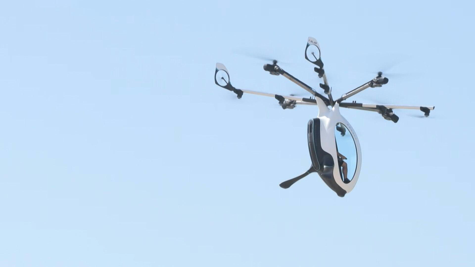 Franky Zapata takes off over Channel in new AirScooter