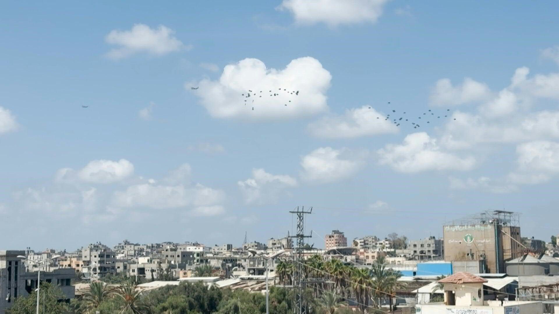 Video: Plane drops aid over al-Bureij refugee camp in the central Gaza Strip