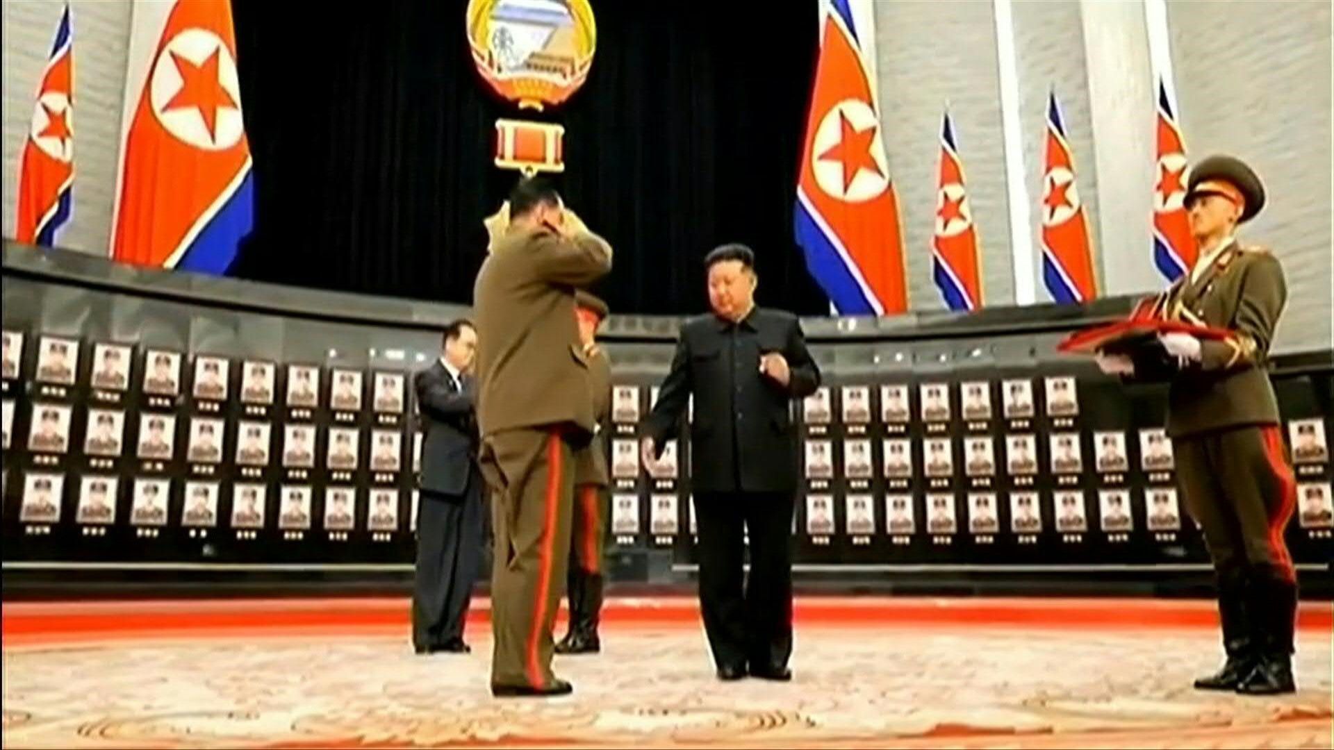 Orden und Umarmungen für nordkoreanische Ukraine-Kämpfer