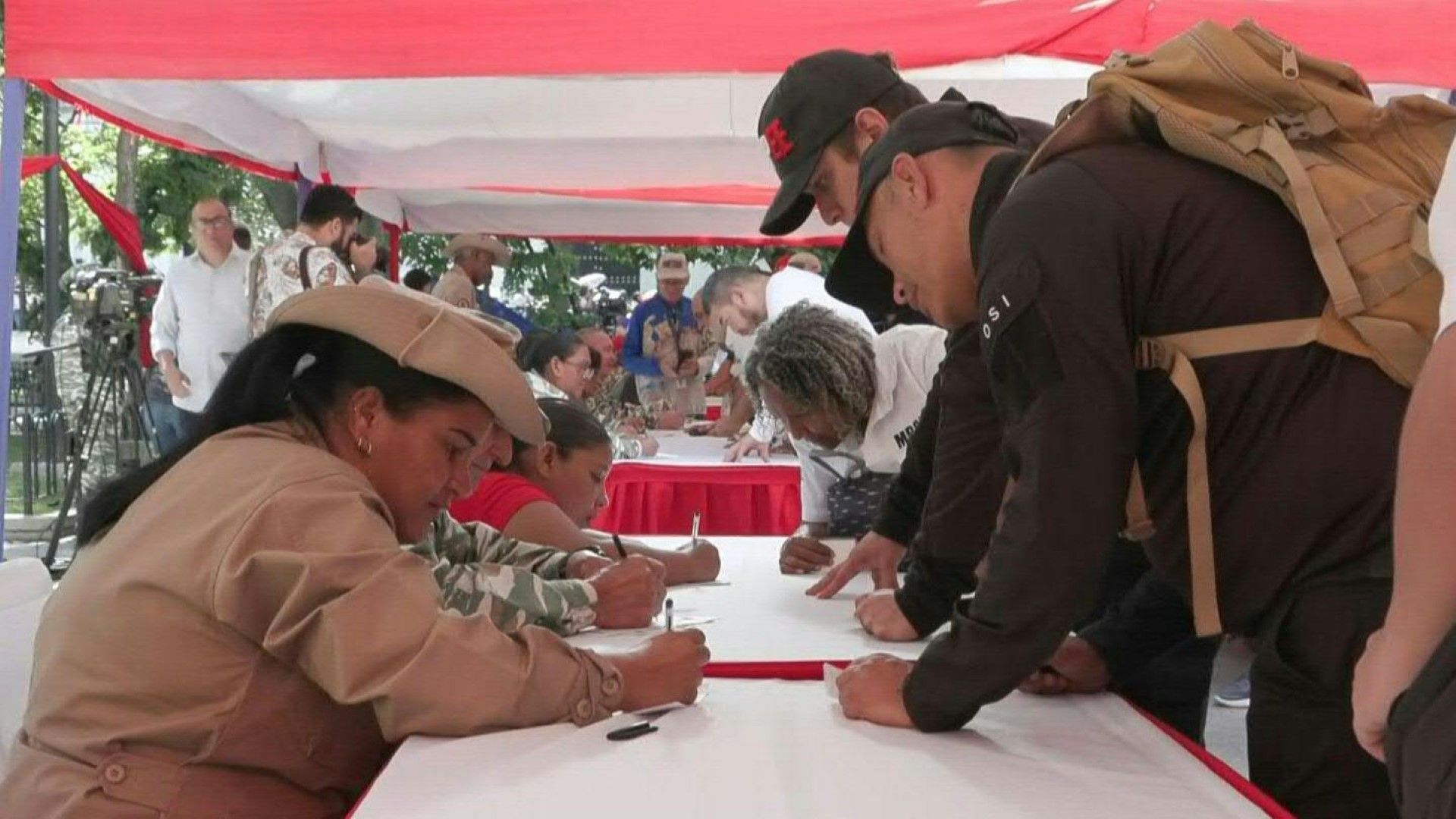 Video: Venezuelan citizens enlist in national militia as Trump steps up pressure on Maduro