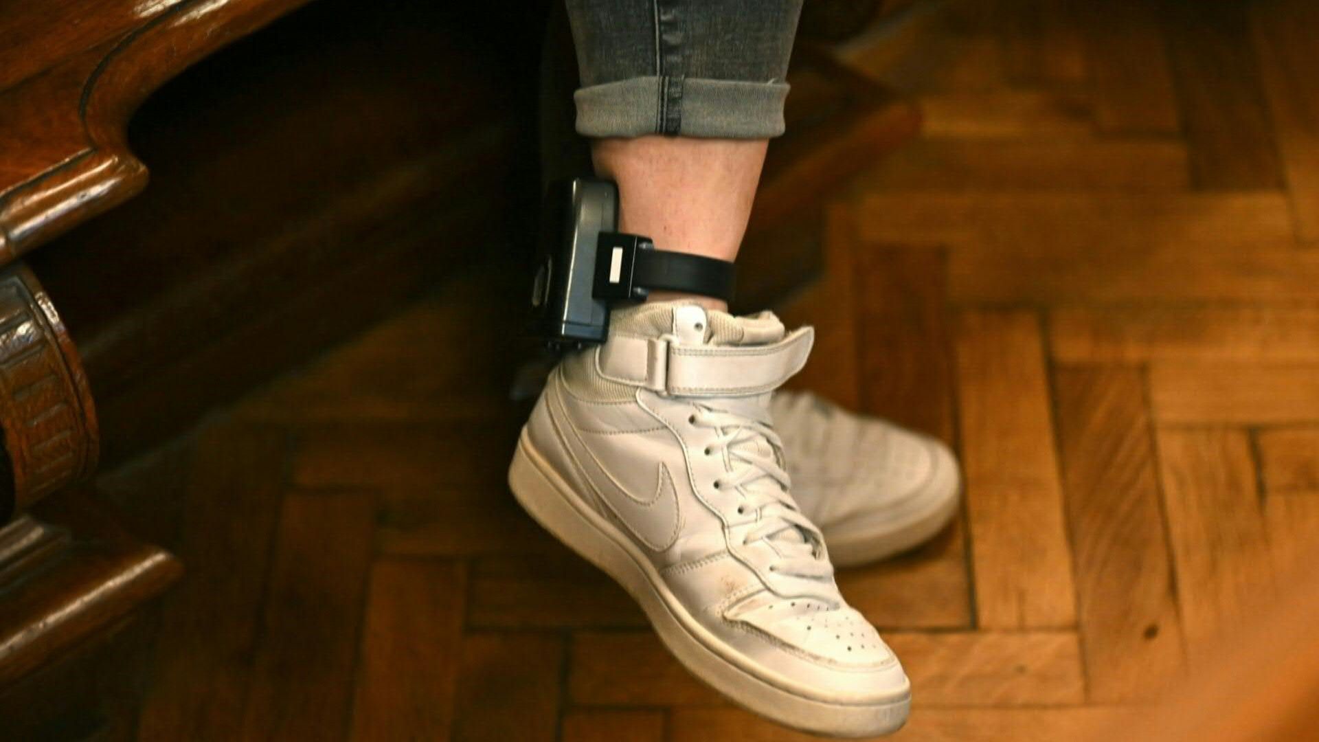 Neuer Gesetzentwurf: Fußfesseln gegen häusliche Gewalt