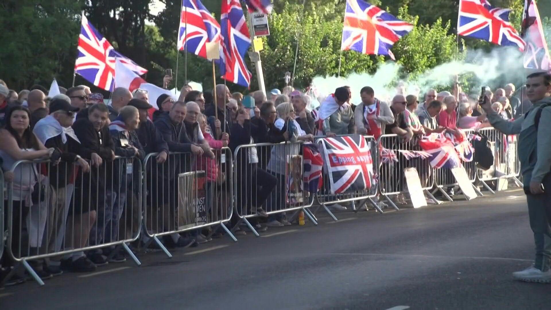 Video: Demonstration in front of Epping hotel hosting asylum seekers
