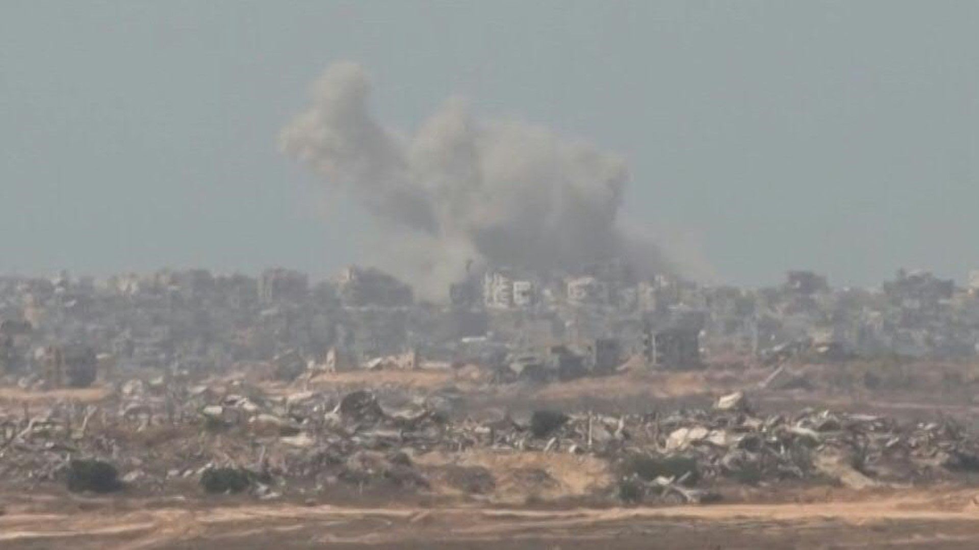 Smoke billows over north Gaza as Israel launches ground assault