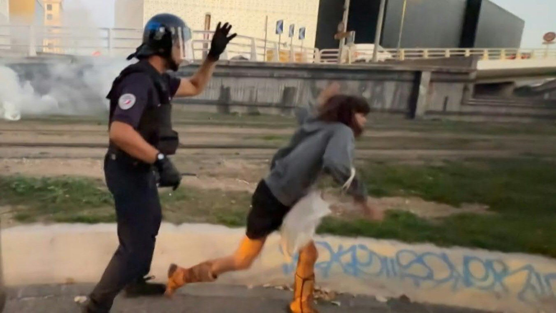 Police push young woman during protest in Marseille