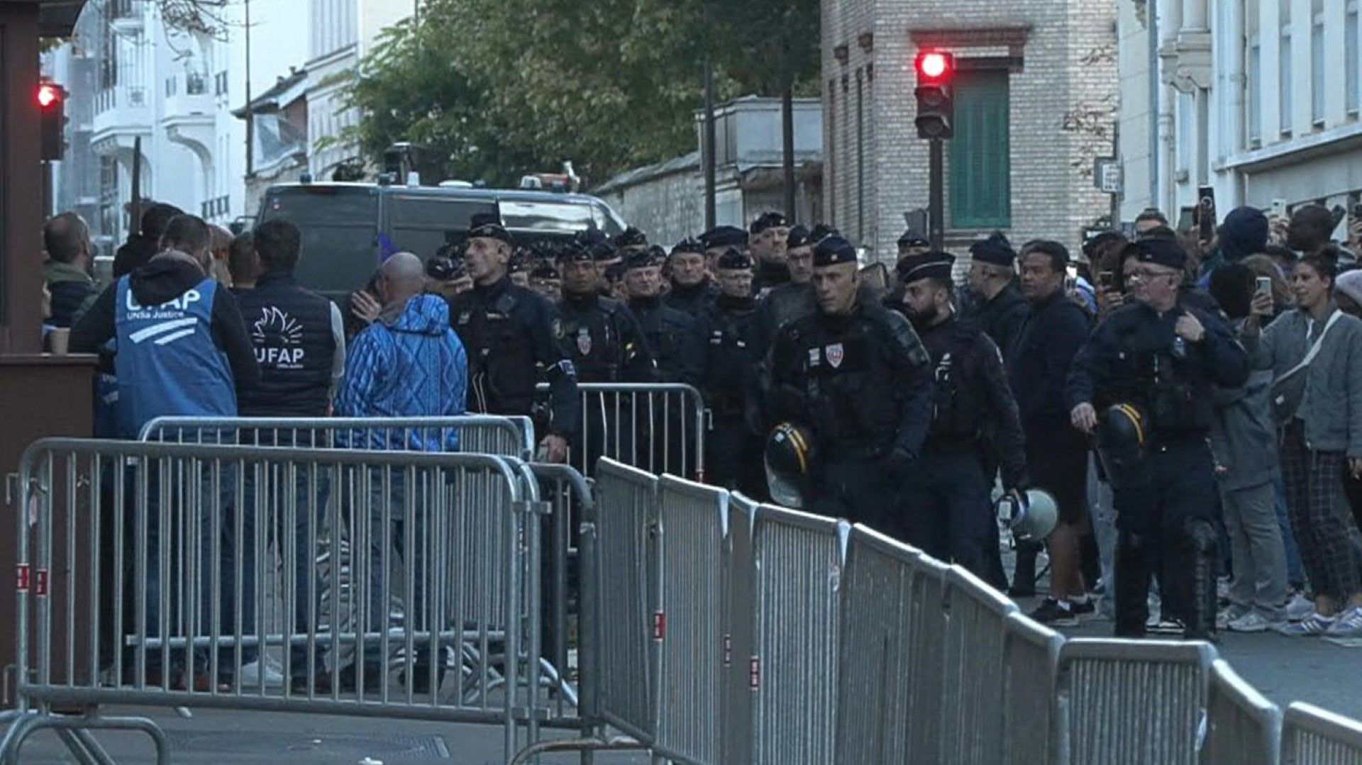 Prison guards block jail entrance ahead of Sarkozy's arrival