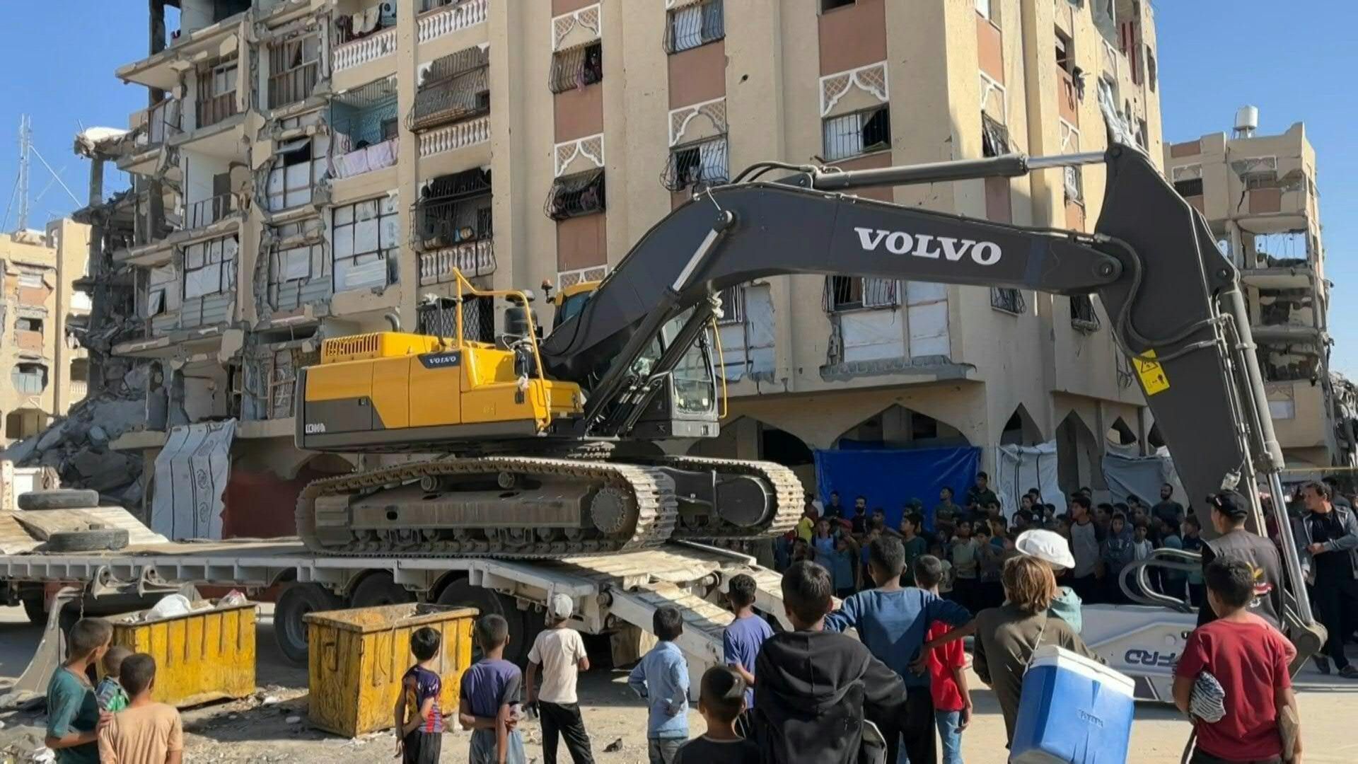 Video: Gazans watch as construction vehicles deployed north of Khan Yunis