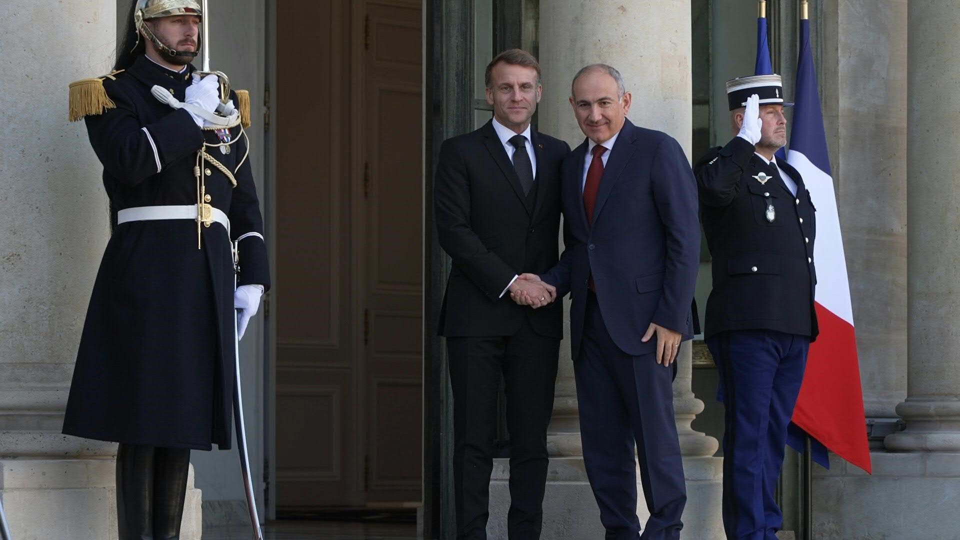 Macron welcomes Armenian PM to Elysee Palace
