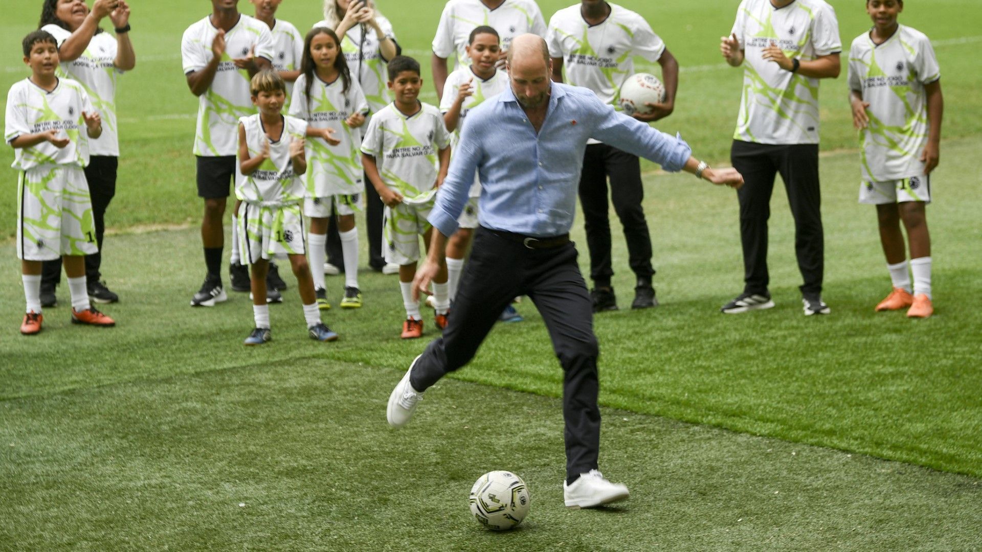 Prinz William spielt fürs Klima Fußball und Volleyball