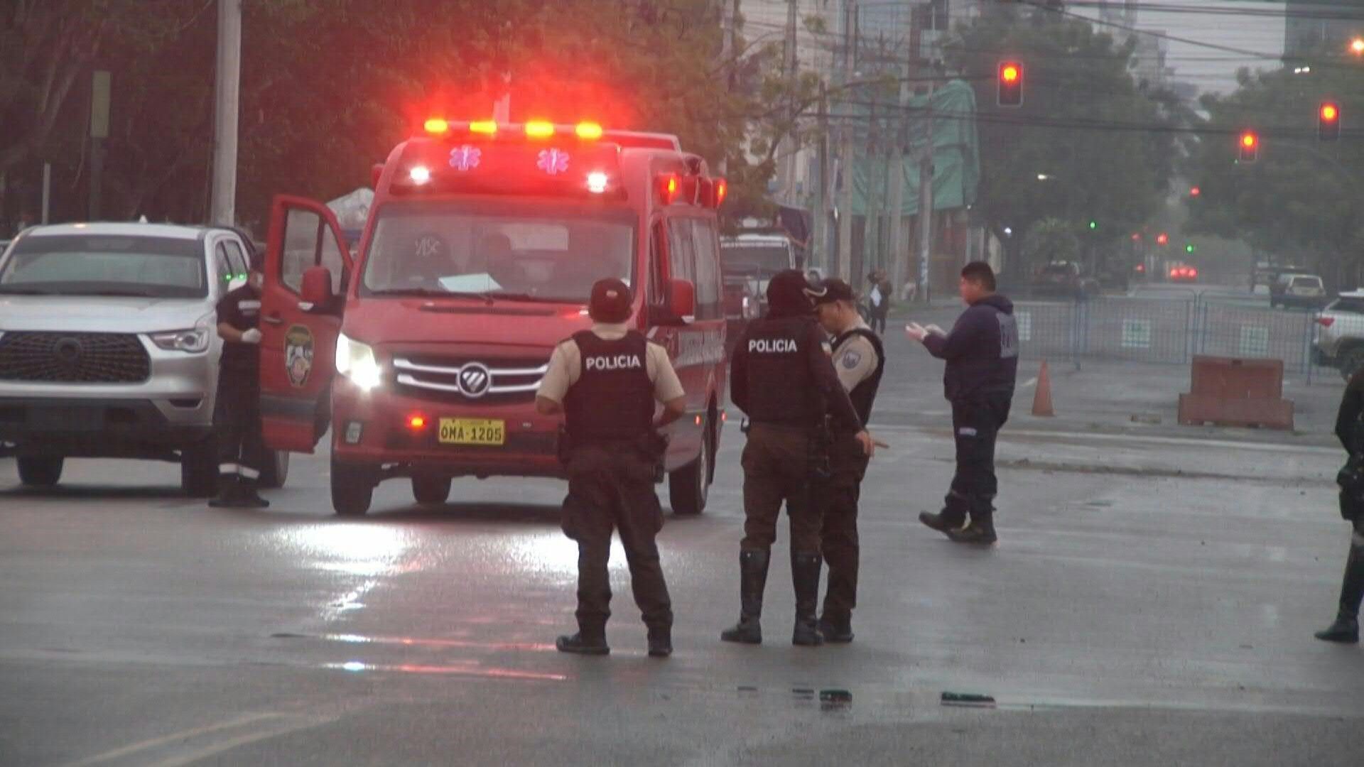 Video: Ambulance and police forces outside Machala prison in Ecuador after deadly violence