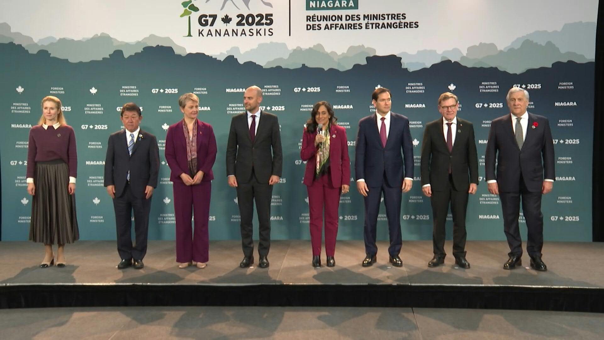 Video: G7 Foreign Ministers pose for family photo as Canada meeting opens
