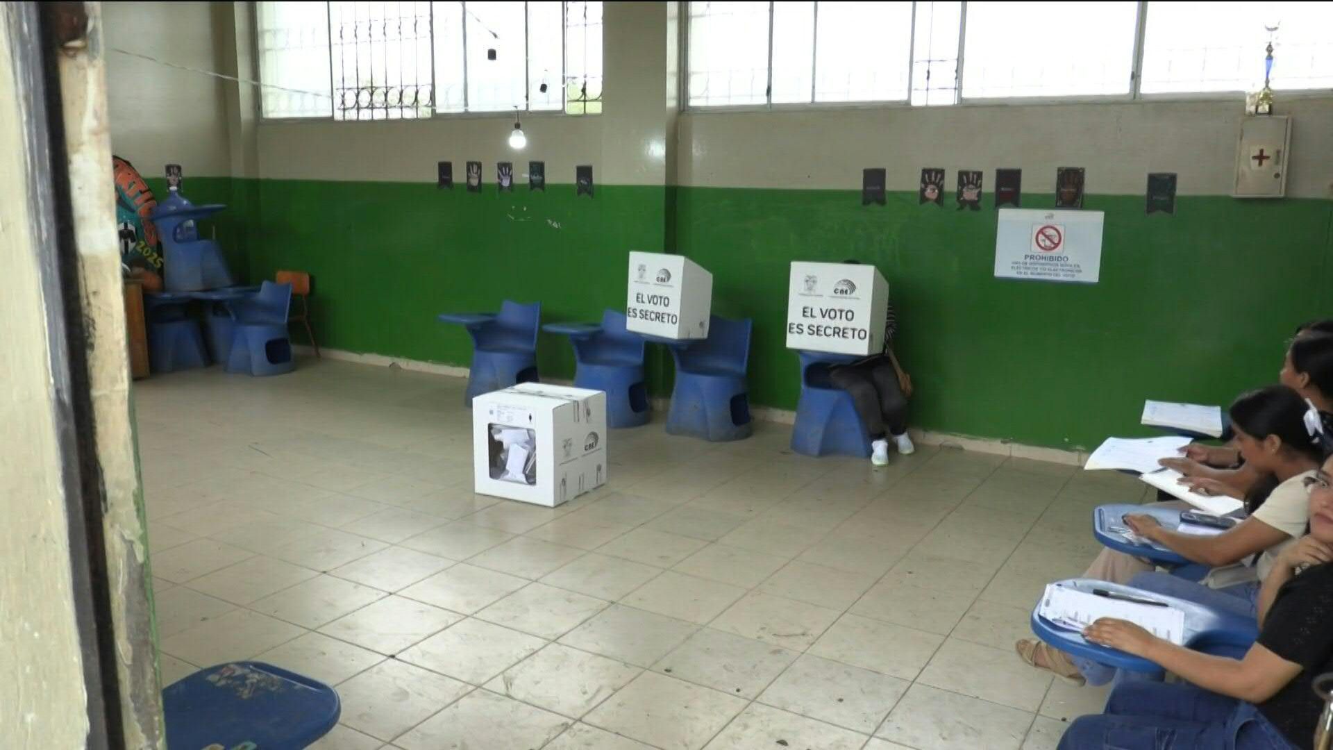 Video: Ecuadorans from coastal town vote on foreign bases, constitutional reforms