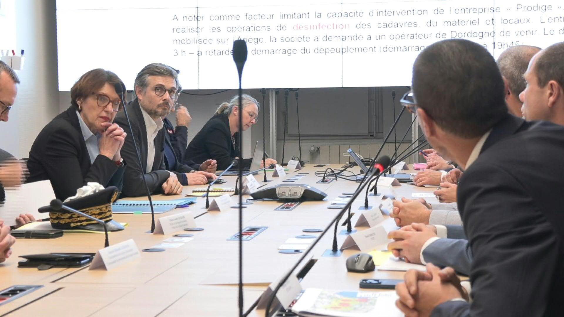 Video: French minister attends crisis meeting on cattle vaccination campaign