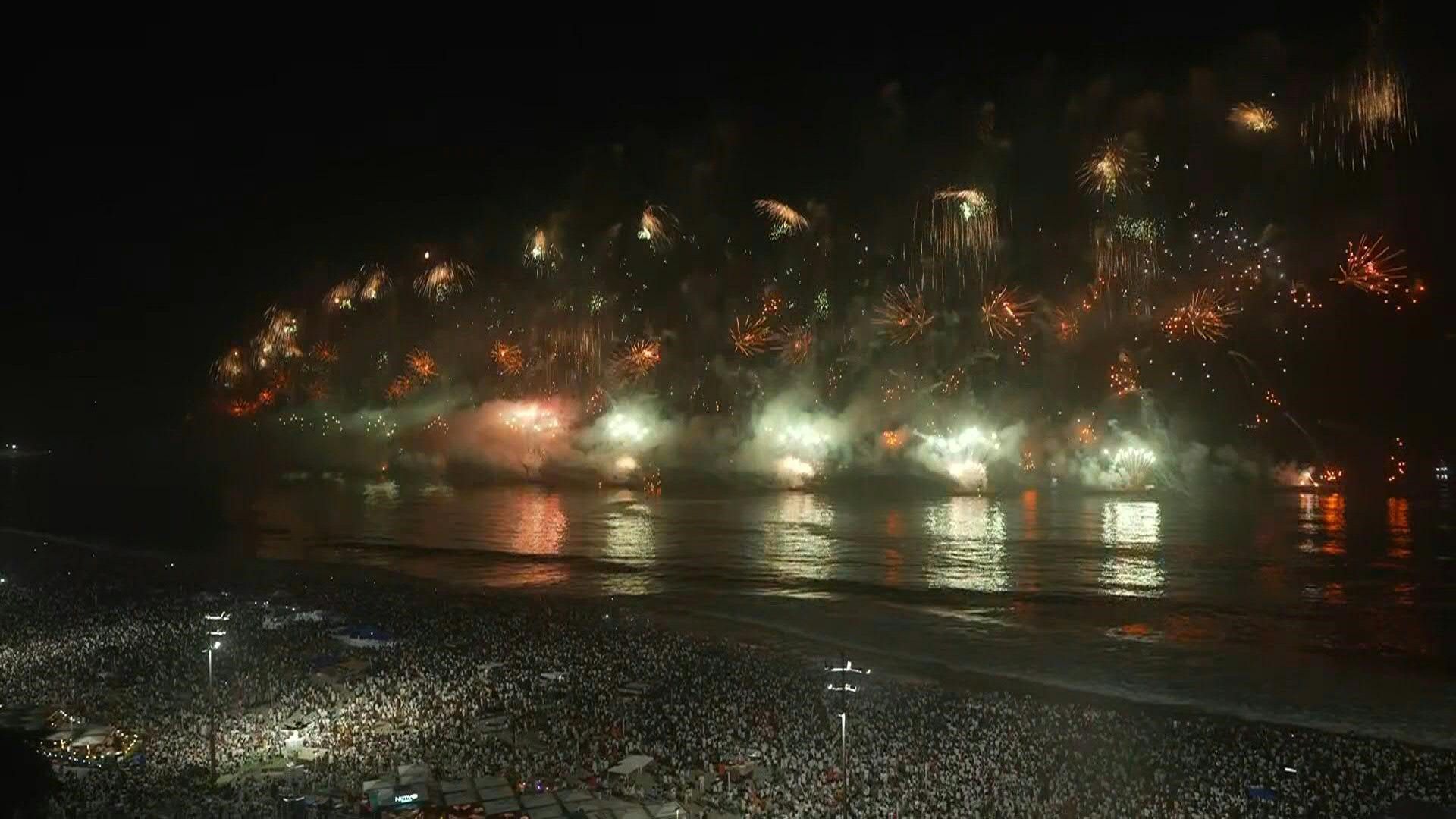 New-Year-s-fireworks-light-up-Rio-de-Janeiro-s-Copacabana-beach