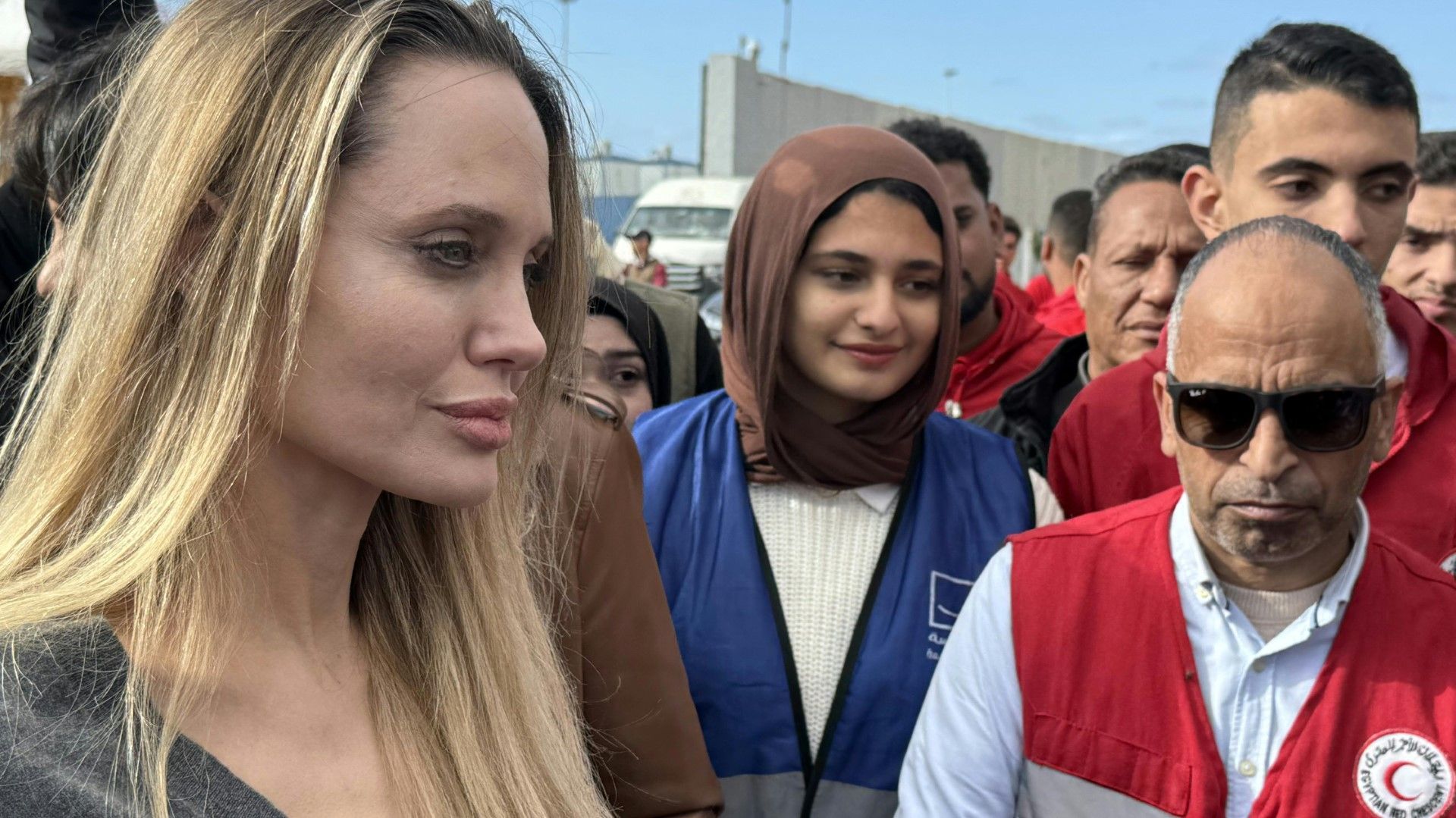 Video: Hollywood-Star Angelina Jolie besucht Grenzübergang Rafah