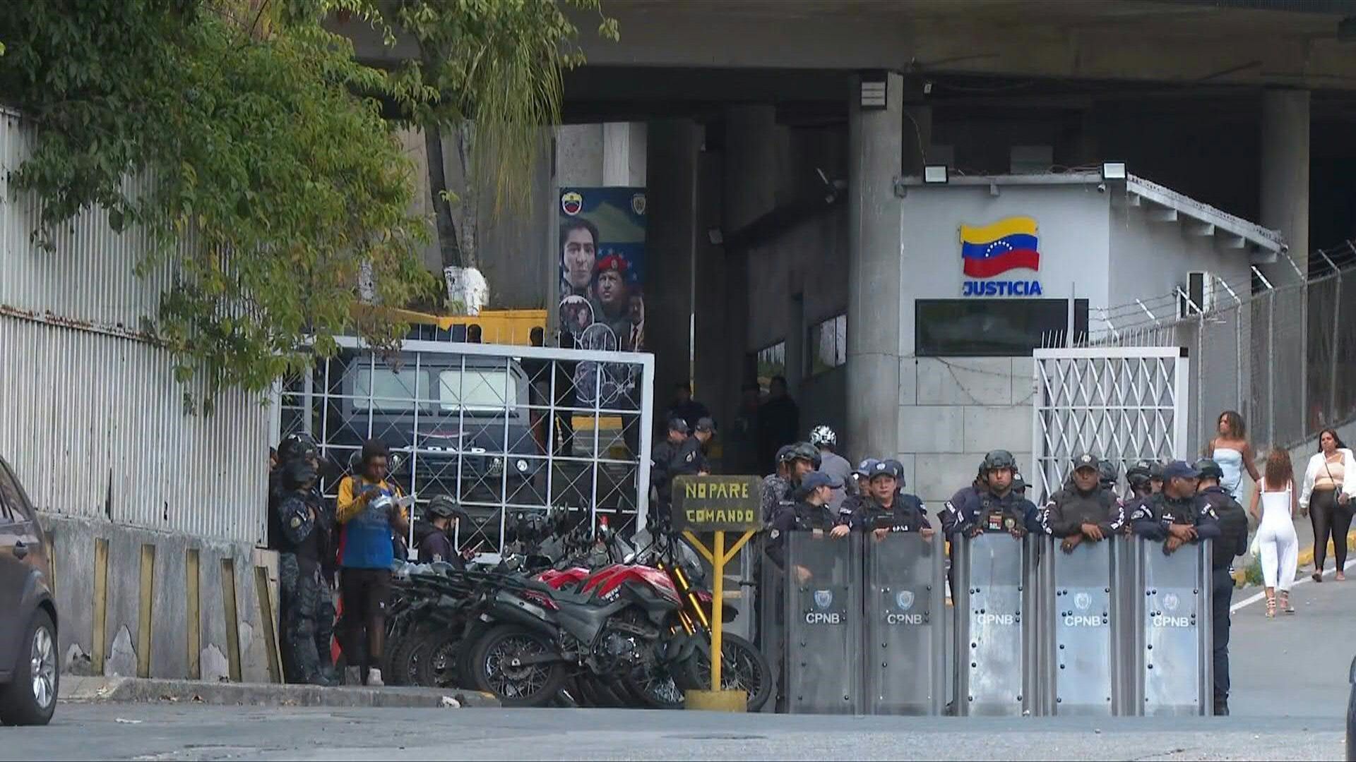 Video: Police outside Caracas' El Helicoide detention center after prisoner release announcement