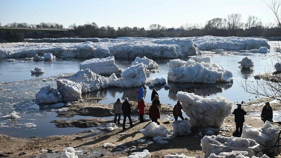 Riesige Eisblöcke treiben auf der Elbe