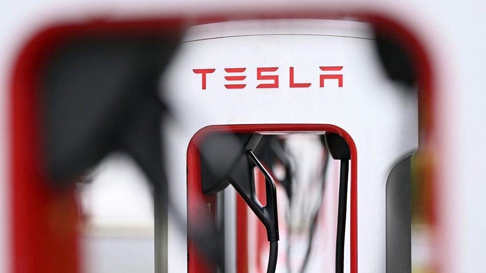 Tesla verbucht 2025 erstmals Umsatzrückgang