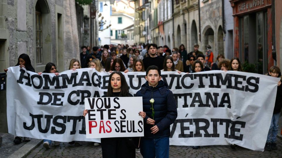 Brandkatastrophe von Crans-Montana: Schweigemarsch für die Opfer