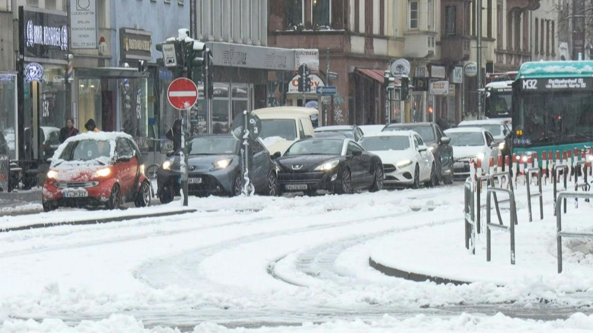 Video: Schnee in Deutschland: Unfälle und Flugausfälle