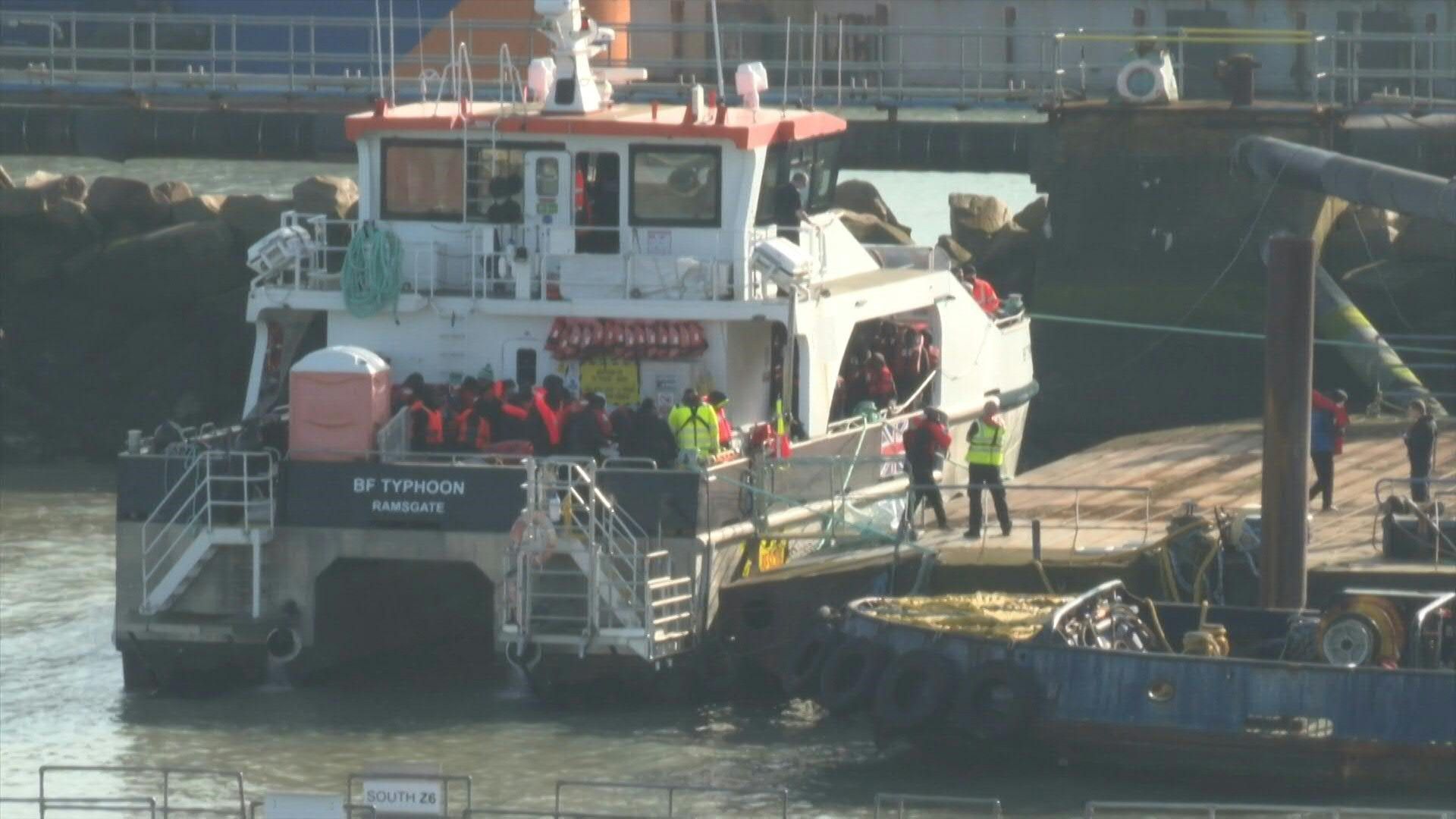 Video: Migrants arrive in south England after crossing Channel (2)