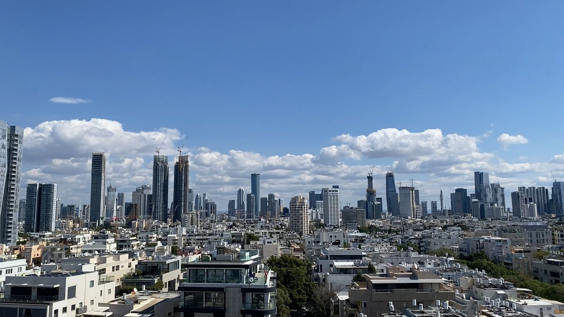 Video: Sirens blare in Tel Aviv on second day of Iranian retaliatory strikes