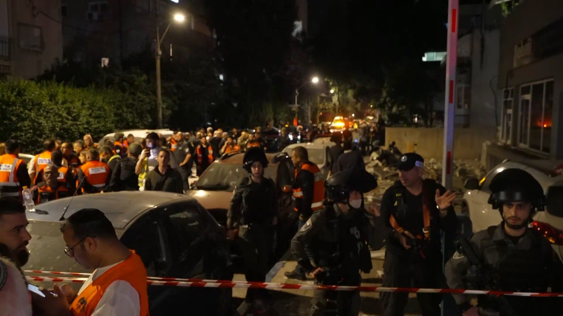 Video: Israel: Rescue teams respond after strikes near Tel Aviv