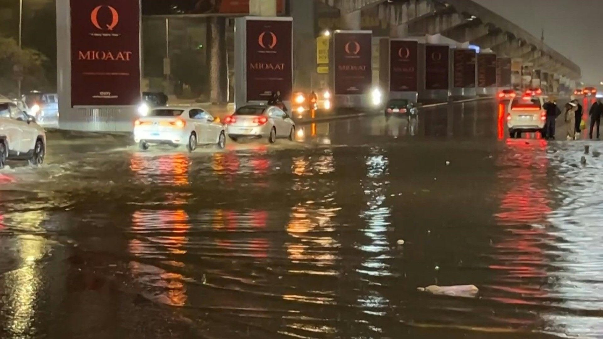 Video: Heavy downpour floods roads in Egypt