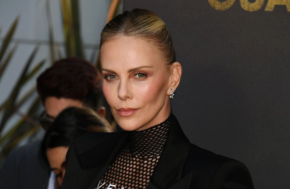 Charlize Theron kritisiert Hollywood: ‚Männern wird alles verziehen – Frauen nicht‘