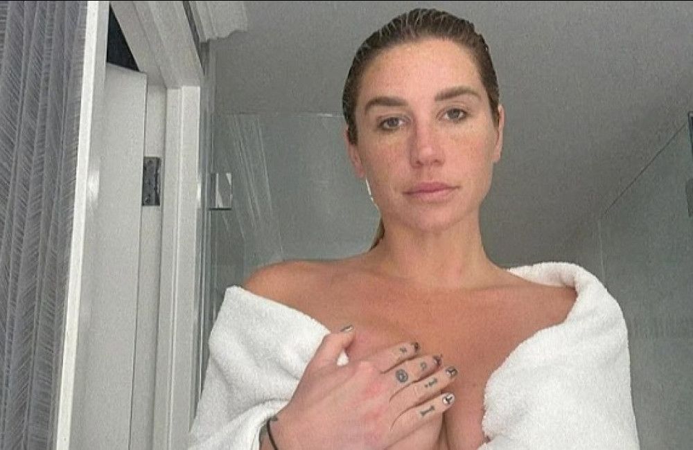 Kesha publie des photos séduisantes et révélatrices de salle de bain sur Instagram